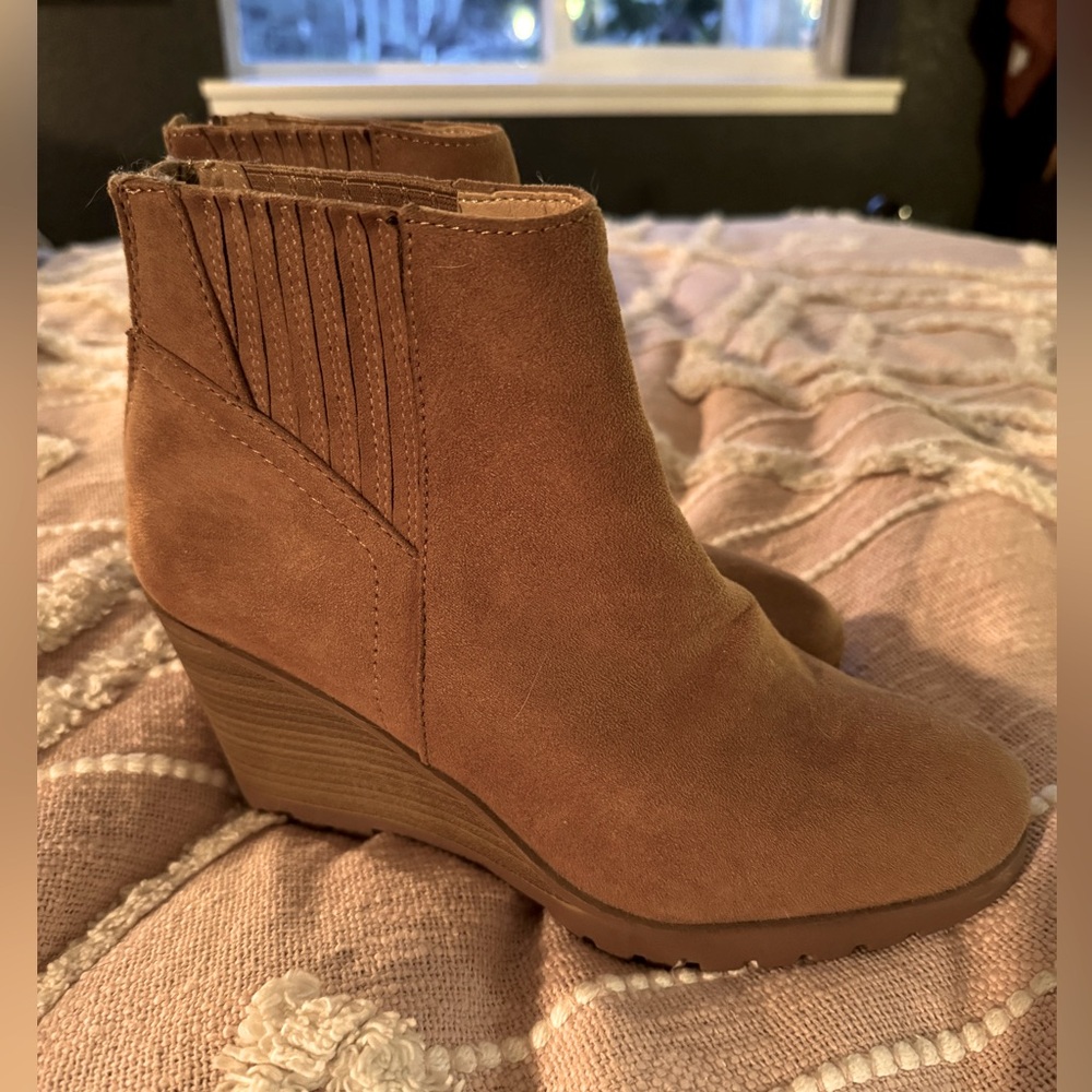 Wedge boots from buckle! 💕